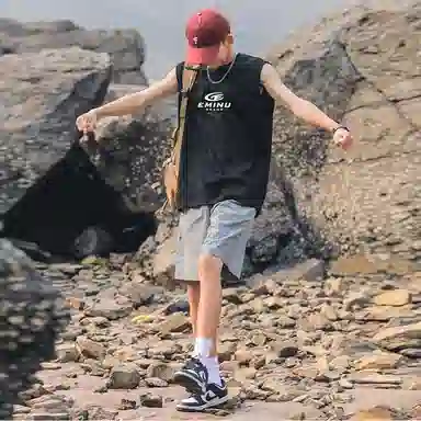 EMINU Sleeveless Logo Vest