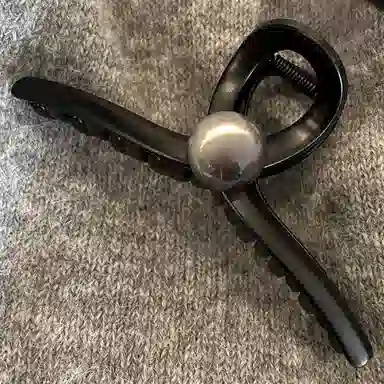 OFLY Pearl Claw Clip Black