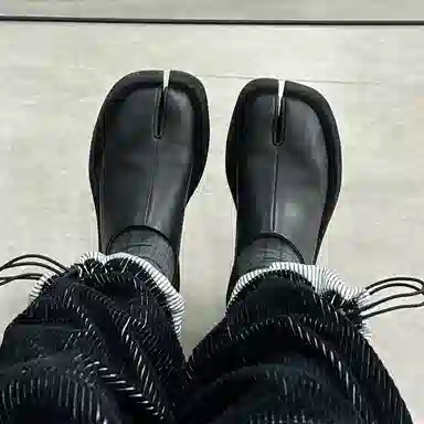 CROOKED CARD Tabi Sneakers