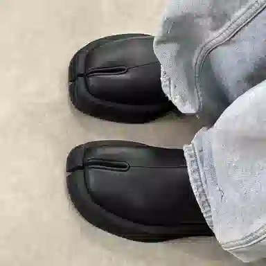 CROOKED CARD Tabi Sneakers