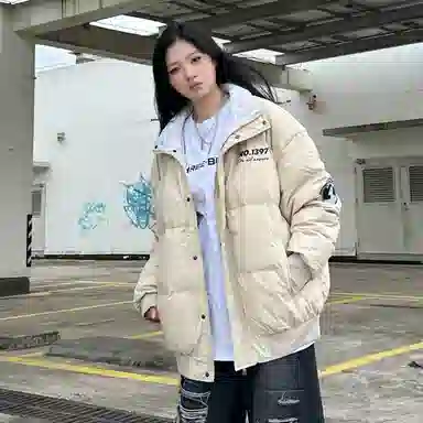 三体 红岸基地系列 含挎包字母徽章印花基础款宽松户外防水防风休闲保暖加厚立领羽绒服 男女同款