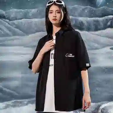 三体 水滴系列 简约基础字母印花宽松翻领开衫纯色休闲小清新美式复古高街潮牌时尚舒适透气薄款多巴胺短袖衬衫 男女同款