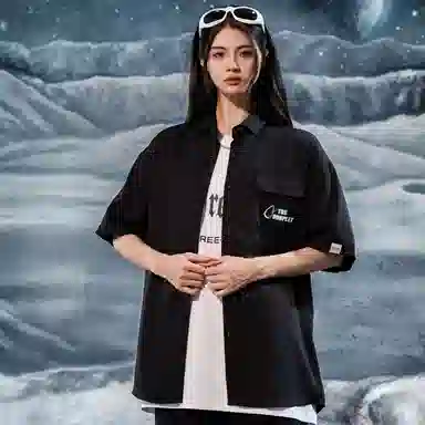 三体 水滴系列 简约基础字母印花宽松翻领开衫纯色休闲小清新美式复古高街潮牌时尚舒适透气薄款多巴胺短袖衬衫 男女同款