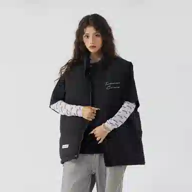 三体 文明系列 美式复古简约基础款字母印花立领保暖加厚柔软舒适休闲百搭户外工装机能风宽松无袖马甲 男女同款