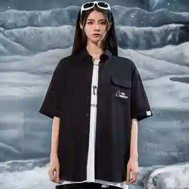 三体 水滴系列 简约基础字母印花宽松翻领开衫纯色休闲小清新美式复古高街潮牌时尚舒适透气薄款多巴胺短袖衬衫 男女同款