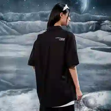 三体 水滴系列 简约基础字母印花宽松翻领开衫纯色休闲小清新美式复古高街潮牌时尚舒适透气薄款多巴胺短袖衬衫 男女同款