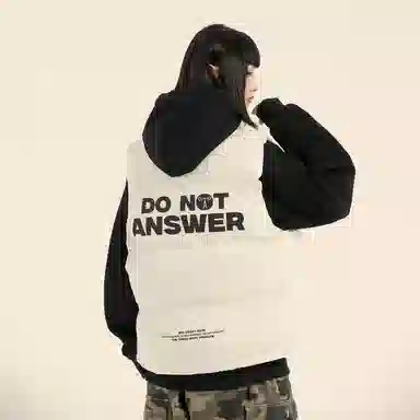 三体 不要回答系列 美式复古简约纯色基础款字母印花立领宽松休闲厚款保暖百搭舒适户外城市风马甲 男女同款