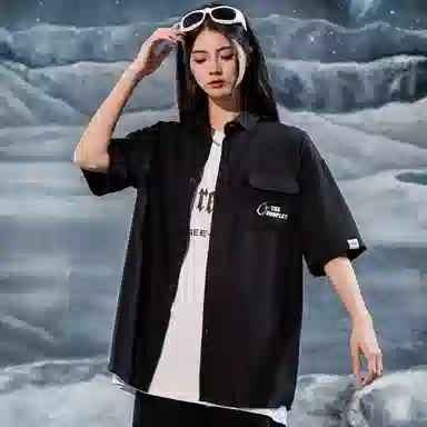 三体 水滴系列 简约基础字母印花宽松翻领开衫纯色休闲小清新美式复古高街潮牌时尚舒适透气薄款多巴胺短袖衬衫 男女同款