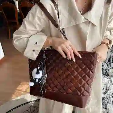 WHERE WHAT WHO Tote PU