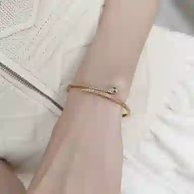 925
