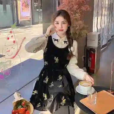 花栗鼠小姐 绣花丝绒印花短款无袖连衣裙 女款