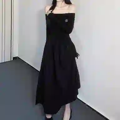 花栗鼠小姐 一字领露肩收腰纯色长袖连衣裙 女款