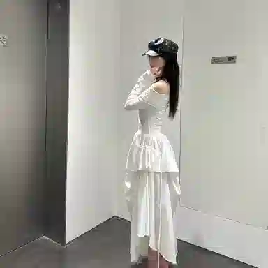 花栗鼠小姐 一字领露肩收腰纯色长袖连衣裙 女款