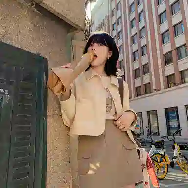 花栗鼠小姐 纯色翻领短款皮衣 女款