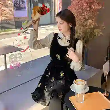 花栗鼠小姐 绣花丝绒印花短款无袖连衣裙 女款