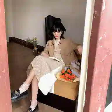 花栗鼠小姐 纯色翻领短款皮衣 女款