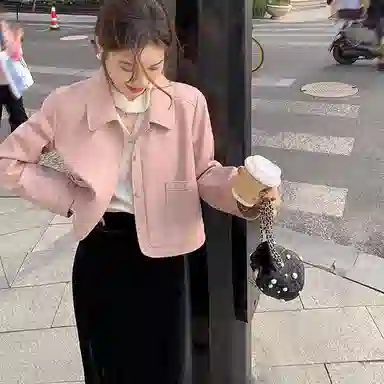 花栗鼠小姐 纯色翻领短款皮衣 女款