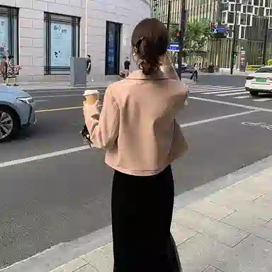 花栗鼠小姐 纯色翻领短款皮衣 女款