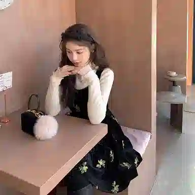 花栗鼠小姐 绣花丝绒印花短款无袖连衣裙 女款