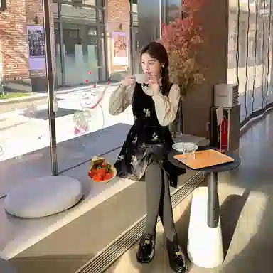 花栗鼠小姐 绣花丝绒印花短款无袖连衣裙 女款