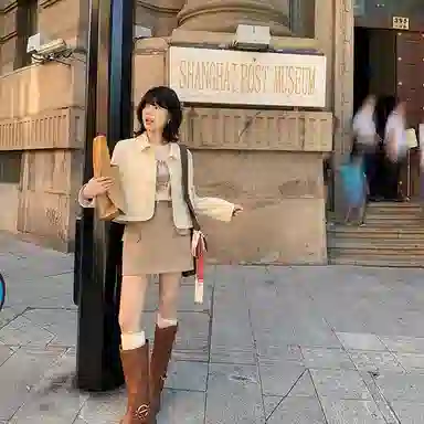 花栗鼠小姐 纯色翻领短款皮衣 女款