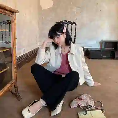 花栗鼠小姐 纯色翻领短款皮衣 女款