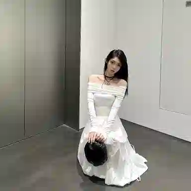 花栗鼠小姐 一字领露肩收腰纯色长袖连衣裙 女款