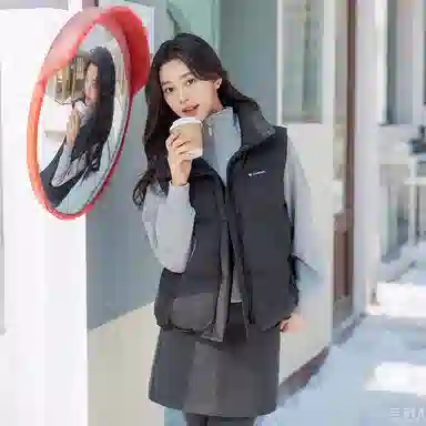 坦博尔 百搭时髦短款立领马甲羽绒服 女款