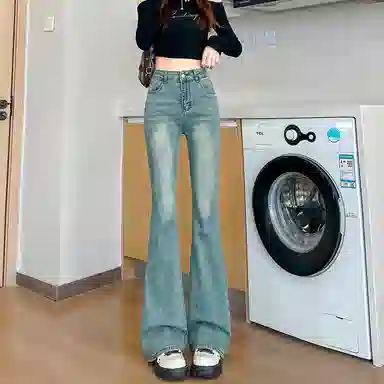 棉购 水洗做旧字母刺绣微喇牛仔裤 女款 浅蓝色