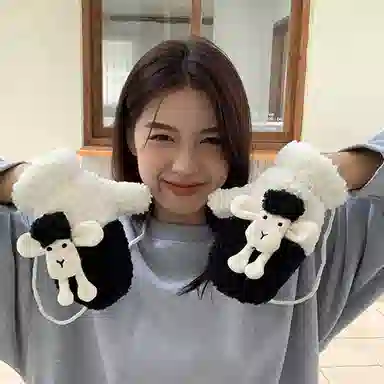 梦特娇 冬季加厚羊羔绒卡通可爱小羊挂脖连指 涤纶 绒线手套 女款