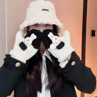 梦特娇 冬季加厚羊羔绒卡通可爱小羊挂脖连指 涤纶 绒线手套 女款