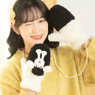 梦特娇 冬季加厚羊羔绒卡通可爱小羊挂脖连指 涤纶 绒线手套 女款