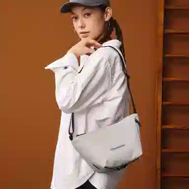 Champion ShapeShift Zipper Bag SS25