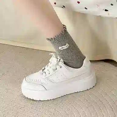 乐乐鱼 厚底百搭配裙子休闲通勤 包裹性耐磨增高 低帮 板鞋 女