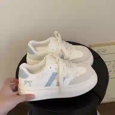 乐乐鱼 早秋学生配裙子百搭厚底运动通勤 增高 低帮 板鞋 女