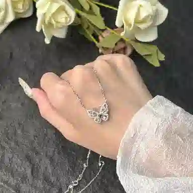 七享 高级清冷感爆闪蝴蝶镶嵌蛋面翡翠吊坠 招财转运美好寓意轻奢通勤仙女公主感凸显气质 糯冰 项链 女款