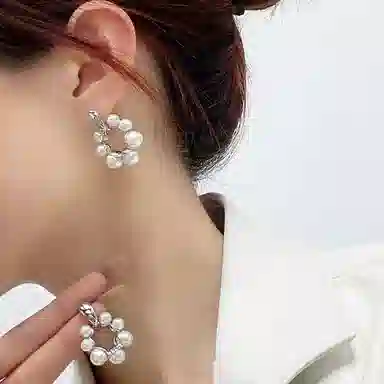925