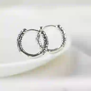 925