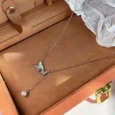 尚先生 蝴蝶轻奢小众设计感高级仿珍珠精致甜美锆石吊坠 钛钢 项链 女款 礼盒装