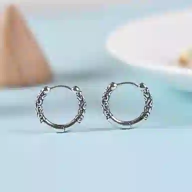 925