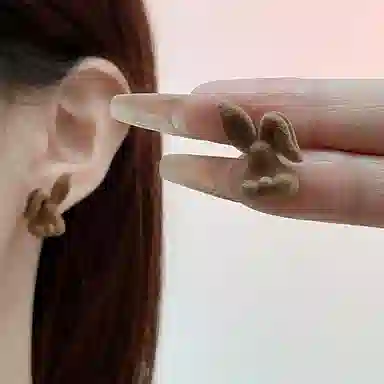 925