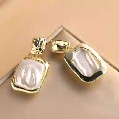 925