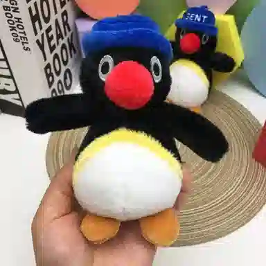 尚先生 可爱萌宠创意卡通精致玩偶卡通可爱摸鱼企鹅公仔包包背包挂饰车 毛绒 挂件 女款