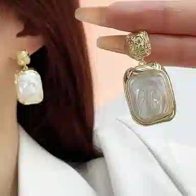 925