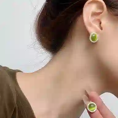 925