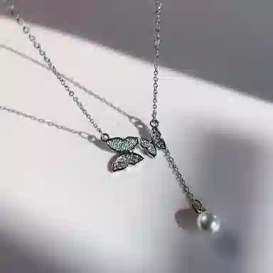 尚先生 蝴蝶轻奢小众设计感高级仿珍珠精致甜美锆石吊坠 钛钢 项链 女款 礼盒装