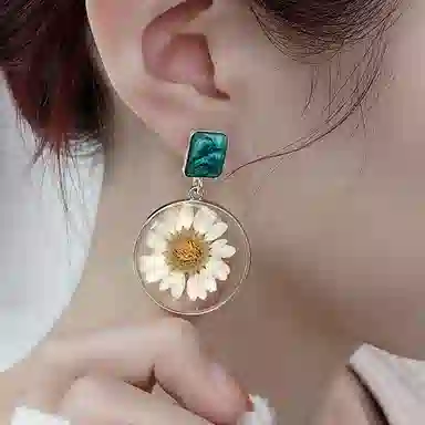 925