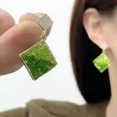 925