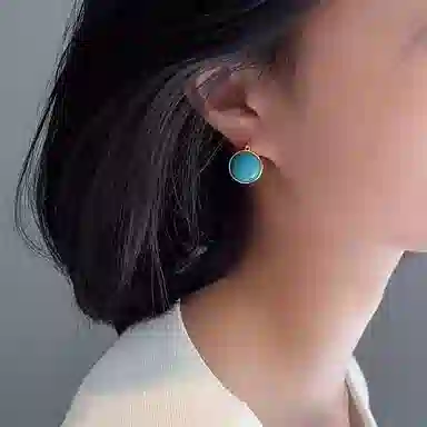 925