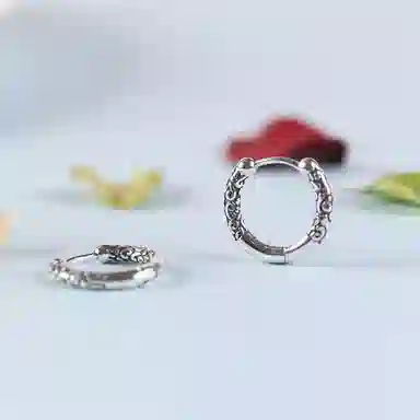 925